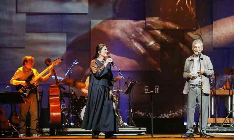 Jorge Helder, Mnica Salmaso e Chico Buarque no palco durante o show 'Que tal um samba?'