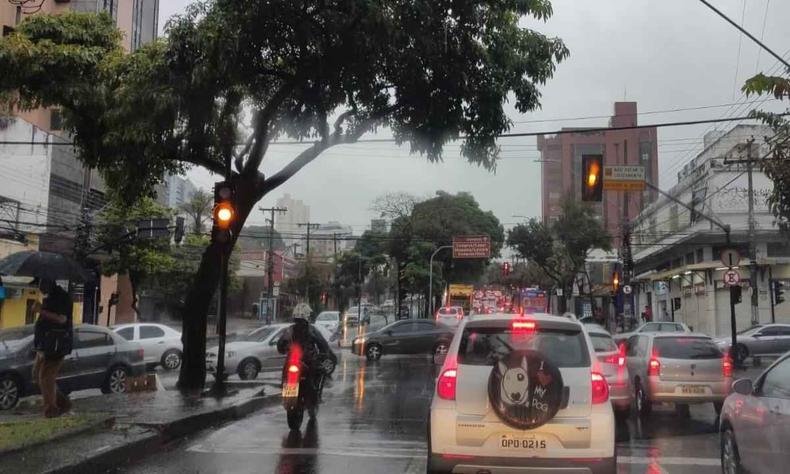 Tr�nsito em dia chuvoso na capital mineira