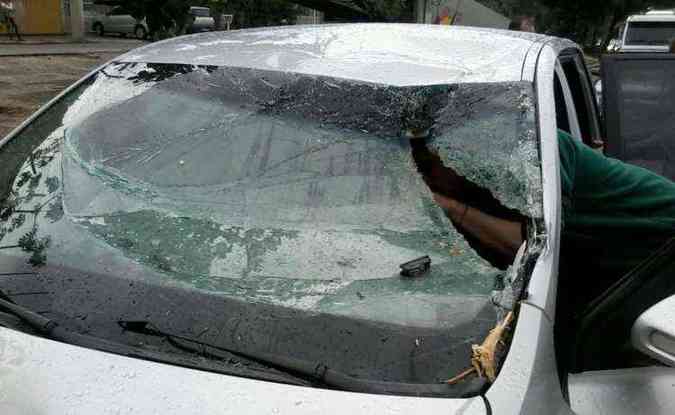 Tronco atingiu carro de casal que seguia para Contagem. Ningum se feriu(foto: Ramon Lisboa/EM/D.A.Press)