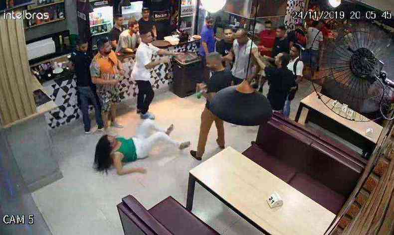 Vdeo mostra agresso contra a cliente do bar na noite de domingo(foto: Reproduo da internet/WhatsApp)