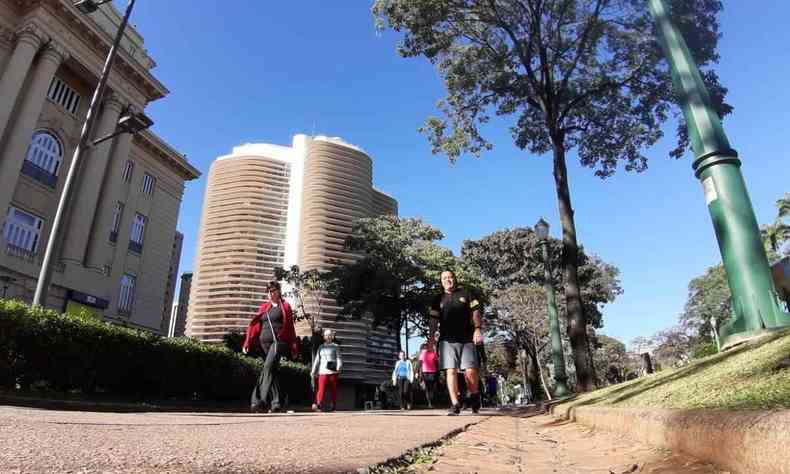 Frio em Belo Horizonte: pessoas fazem caminhada na praça da liberdade. Ao fundo se vê o prédio projetado por Niemeyer