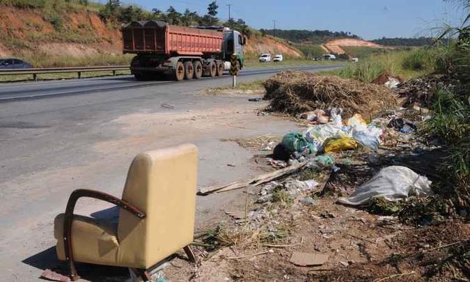 Flagrante da falta de consciência da população: sacos plásticos, rejeitos orgânicos e até móveis se acumulam às margens da BR-040(foto: Paulo Filgueiras/EM/DA Press) Flagrante da falta de consciência da população: sacos plásticos, rejeitos orgânicos e até móveis se acumulam às margens da BR-040(foto: Paulo Filgueiras/EM/DA Press)