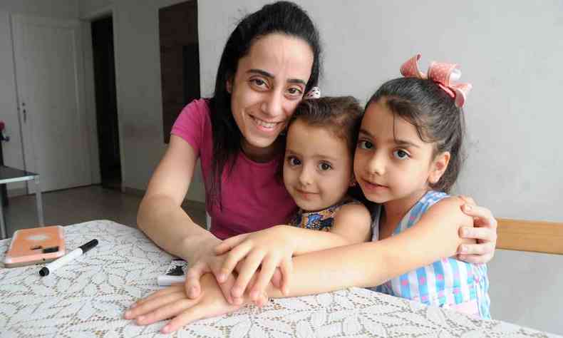 Mary Ghattas Thome, de 33, síria, com as filhas Yasmin, de 7, e Clarissa, de 3