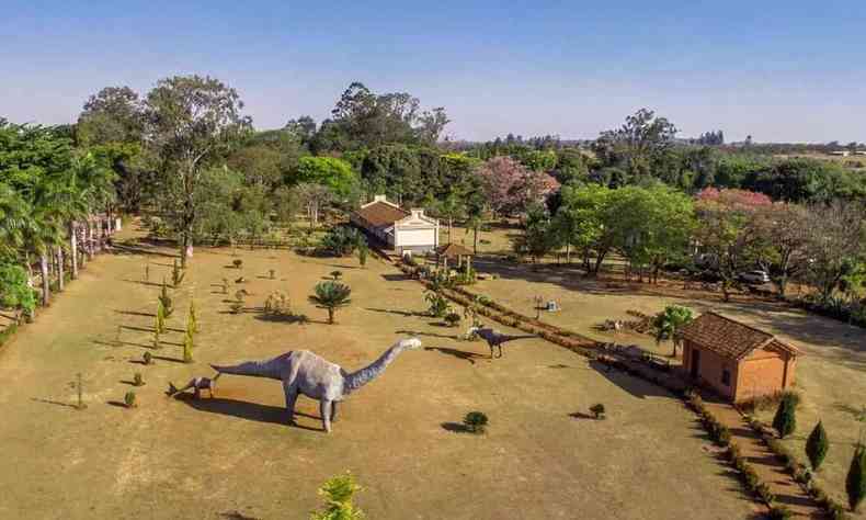 Bairro rural de Peirópolis com dinossauros