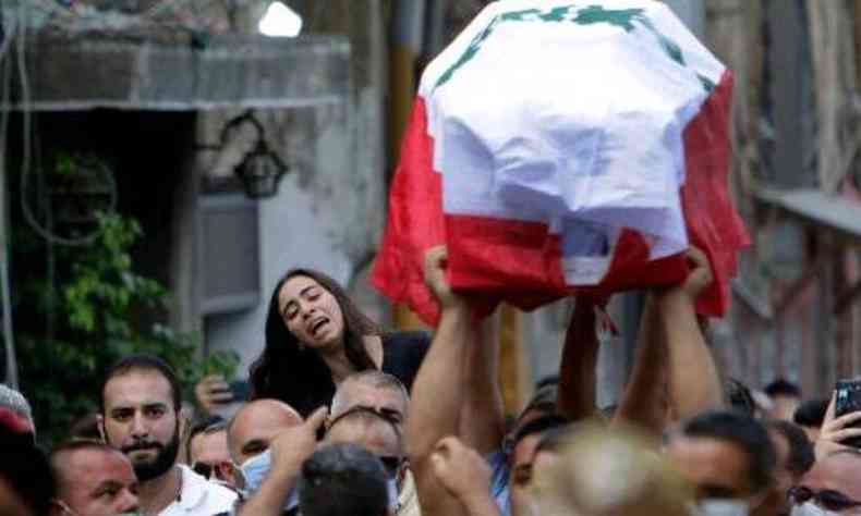 Funeral de uma das vtimas das exploso que deixou 150 mortos e mais de 6 mil feridos (foto: Ibrahim CHALHOUB/AFP)