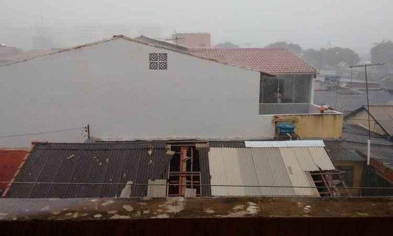Telhas foram arrancadas (foto: Adeilson Lopes/Divulga��o)