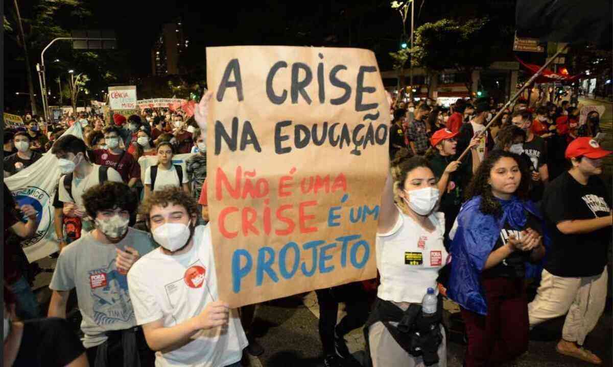 Notícia] Estudantes se manifestam contra a permanência do prof