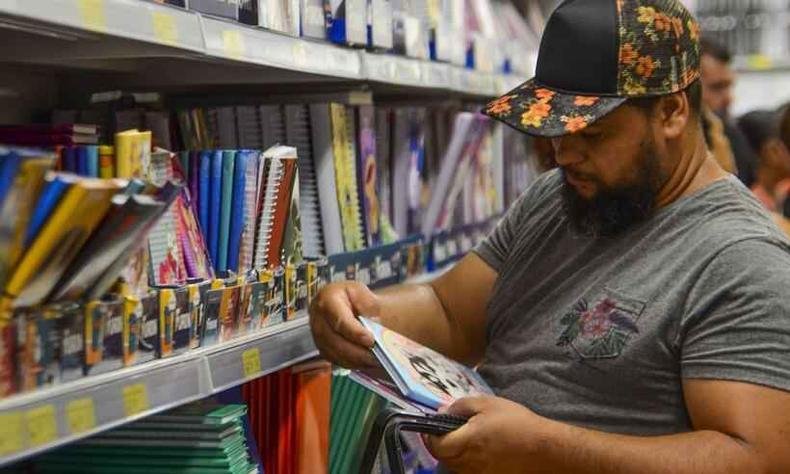 Segundo economista, consumidores devem pesquisar bastante os preços antes de comprar (foto: Rovena Rosa/Agência Brasil ) Homem escolhe material escolar