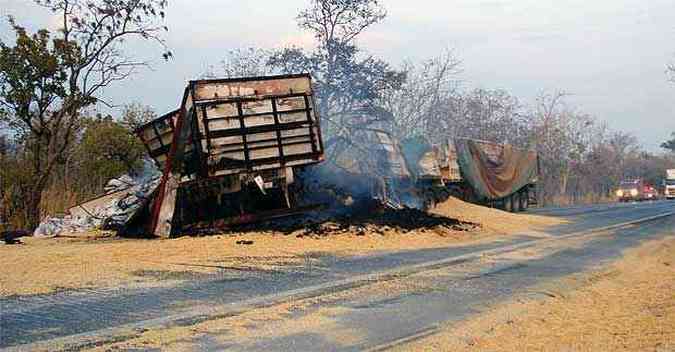 A carga de milho ficou espalhada na pista e interditou a rodovia(foto: Corpo de Bombeiros/Divulgao)