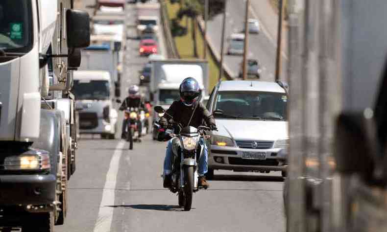 Se proposta aprovada no Congresso for sancionada, motociclista poder usar apenas o capacete ou apenas a jaqueta(foto: Leandro Couri/EM/D.A Press)