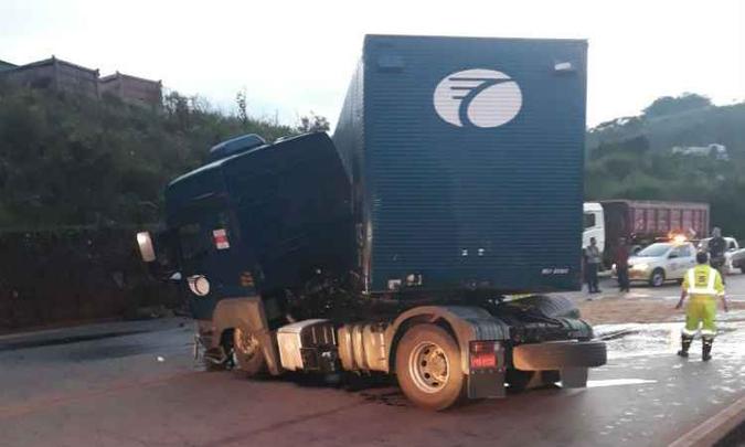 Acidente com carreta fechou a BR-040 em Itabirito, na Região Central de Minas(foto: Reprodução WhatsApp) Acidente com carreta fechou a BR-040 em Itabirito, na Região Central de Minas(foto: Reprodução WhatsApp)