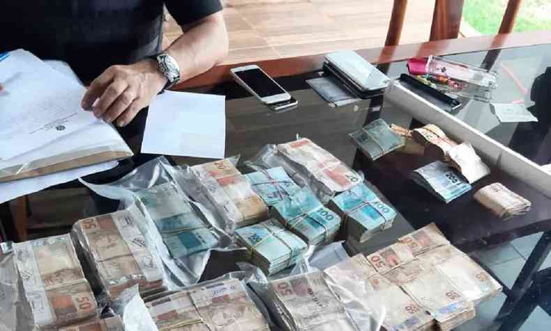 Maos de dinheiro apreendidos pela Polcia Federal na operao Balada