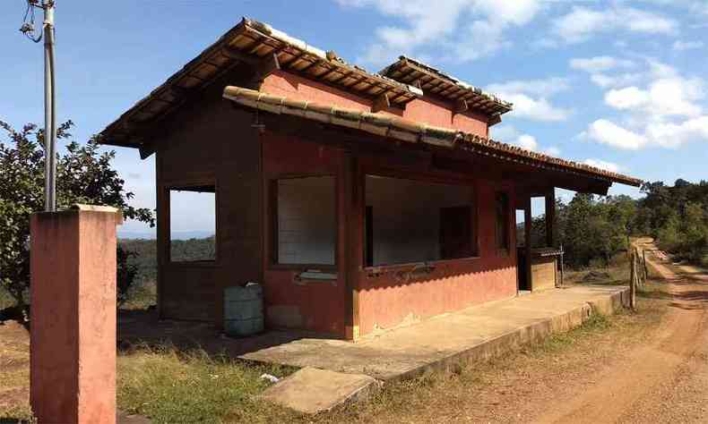 Sede da Floresta Estadual do Uaimi, em Ouro Preto, foi depredada. Vndalos levaram vidros e at a pia do banheiro. Trilhas acumulam lixo deixado por visitantes(foto: Mateus Parreiras/EM/DA Press)