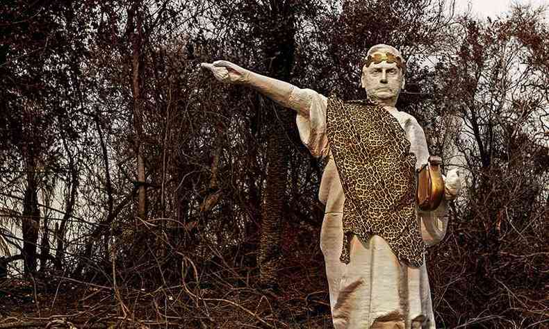Esttua instalada pelo Greenpeace mostra Bolsonaro como imperador Nero em rea do pantanal atingida por incndio, no Mato Grosso do Sul(foto: HANDOUT / GREENPEACE / AFP)