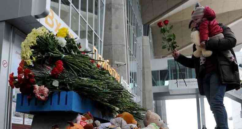 Vtimas so homenageadas no aeroporto de Pulkovo, em So Petersburgo, neste domingo(foto: AFP PHOTO / OLGA MALTSEVA )