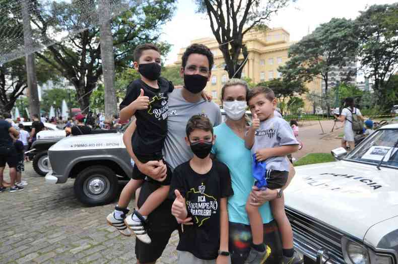 Carolina Franco Pinto Coelho com o marido Roberto Pinto Coelho e os filhos guilherme, 3, Rafael, 5 e Eduardo, 8 vestidos com camisa do Atletico