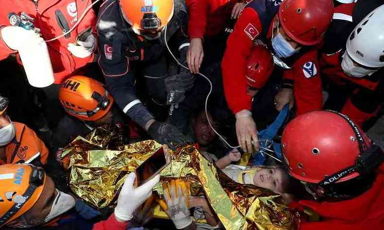 Imagem de Ayda Gezgin sendo salva pelos bombeiros(foto: Turkish Disaster and Emergency Management Presidency (AFAD) / AFP)