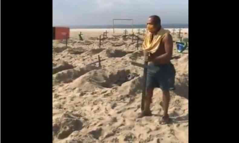 Mrcio pediu respeito enquanto colocava as cruzes de volta na areia(foto: Reproduo)