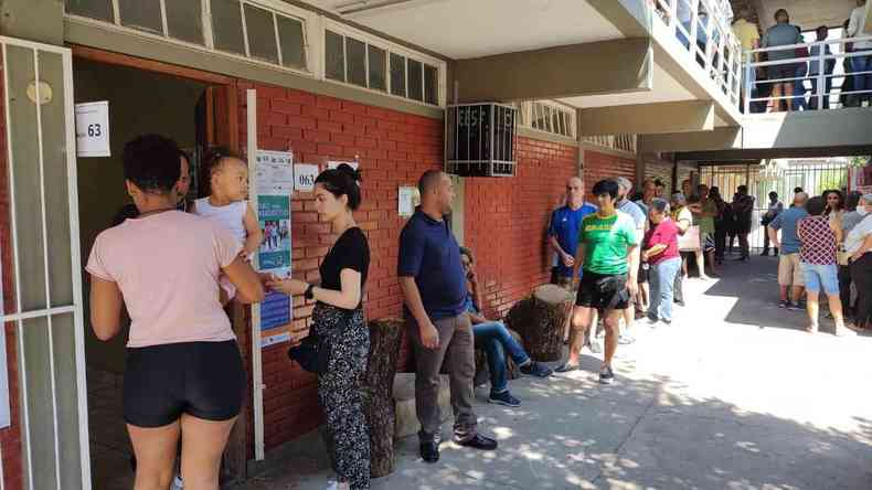 Eleitores aguardam para votar na Escola Sagrada Famlia, em BH