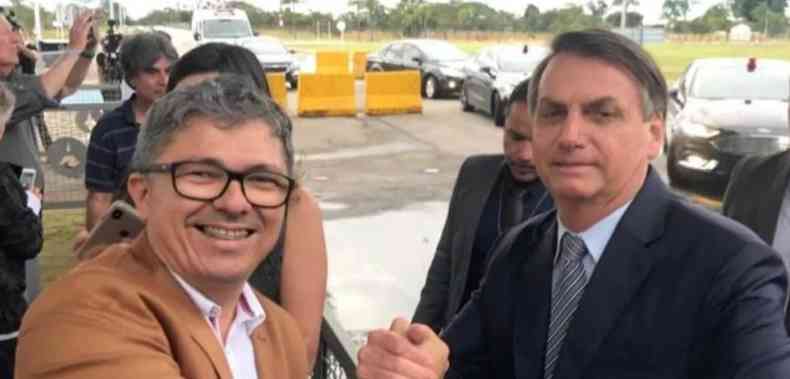 Wellington Macedo aperta mo de Bolsonaro