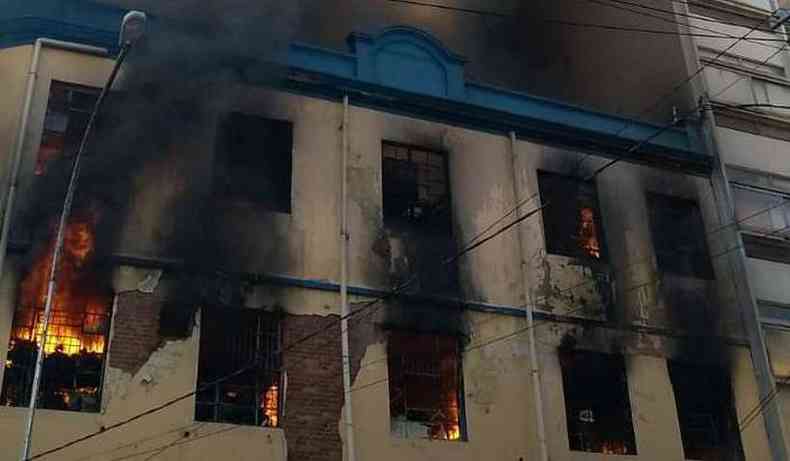 De acordo com relatos de comerciantes que trabalham nos arredores, o incndio comeou por volta das 8h10 (foto: Corpo de Bombeiros/Divulgao)