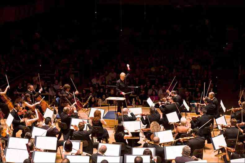Marin Alsop, que se desliga da Osesp neste ano, rege a orquestra em concerto em So Paulo (foto: ALESSANDRA FRATUS/DIVULGAO)