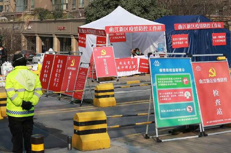 Funcionrios do governo guardam em um posto do lado de fora de um bloco residencial em Xi'an