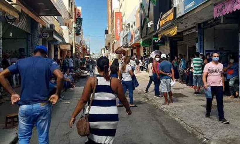 Prefeitura de Montes Claros proíbe beijos e abraços em ...