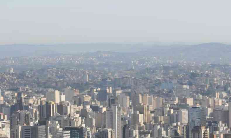 Vista de Belo Horizonte, com prédios à frente e montanhas ao fundo