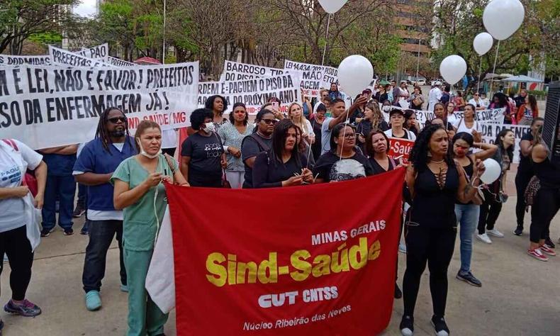 Profissionais da enfermagem se reuniram na porta da ALMG na manh desta tera-feira (6/9)