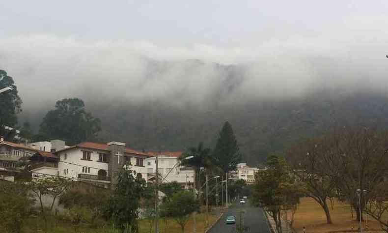 Nuvens encobriram a Serra do Curral, no Mangabeiras(foto: Paulo Filgueiras/EM/D.A PRESS)