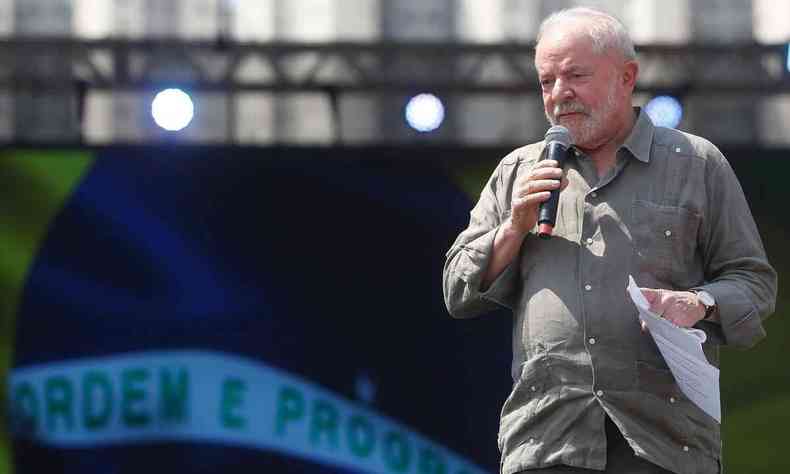 Lula discursa durante comcio em Taboo da Serra, cidade paulista