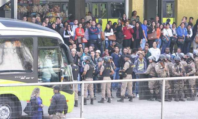 Na sexta-feira, escala de horário reduzido provocou superlotação nos ônibus e revolta na Pampulha(foto: Edésio Ferreira/EM/DA Press) Na sexta-feira, escala de horário reduzido provocou superlotação nos ônibus e revolta na Pampulha(foto: Edésio Ferreira/EM/DA Press)