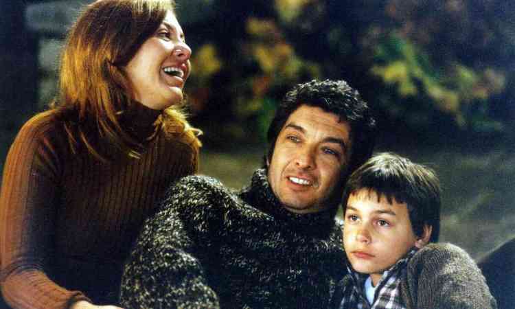 Casal sorri com filho no colo no filme Kamchatka