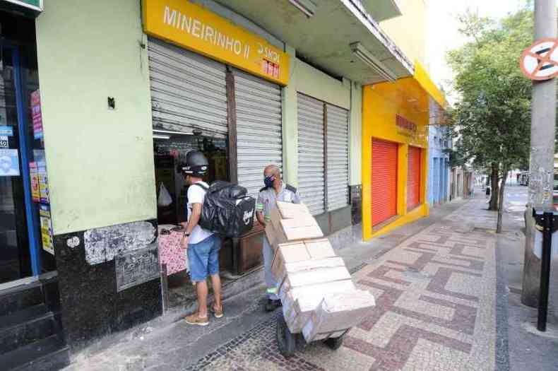 Caminhes desembarcam alimentos para a reabertura de restaurantes no Centro(foto: Juarez Rodrigues/EM/D.A.Press)