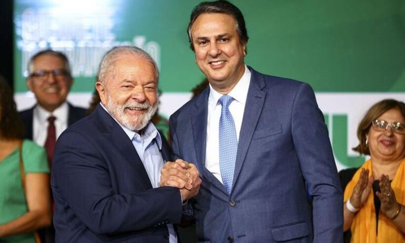 Lula e Camilo Santana se cumprimentam e sorriem