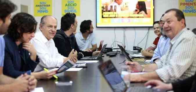 O candidato a governador Pimenta da Veiga se reuniu com sua equipe de campanha, no comit localizado no Bairro Santa Lcia, Regio Centro-sul de Belo Horizonte(foto: Victor Schwaner / Nitro)