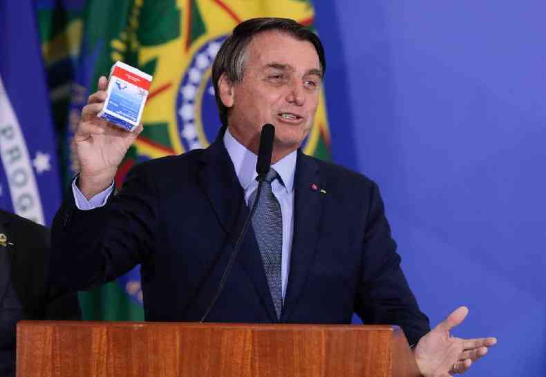 Presidente Jair Bolsonaro segura uma caixa de hidroxicloroquina