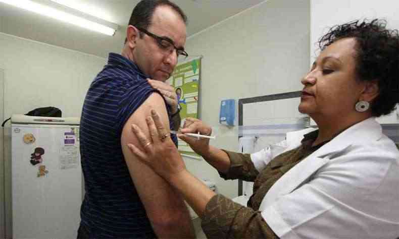 Adultos tambm precisam se vacinar caso no estejam imunizados(foto: Edsio Ferreira/EM/D.A.Press)