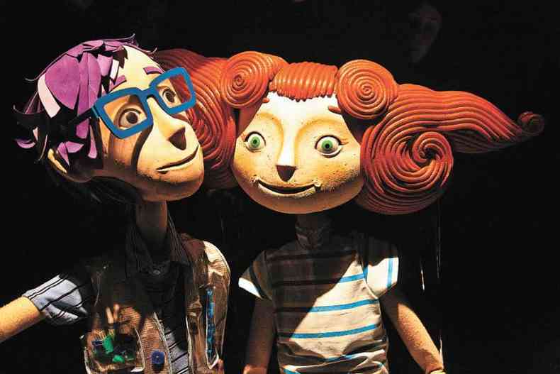 Bonecos dos personagens Pauleco, de culos, e Sandreca, de cabelos ruivos, durante pea do grupo Giramundo