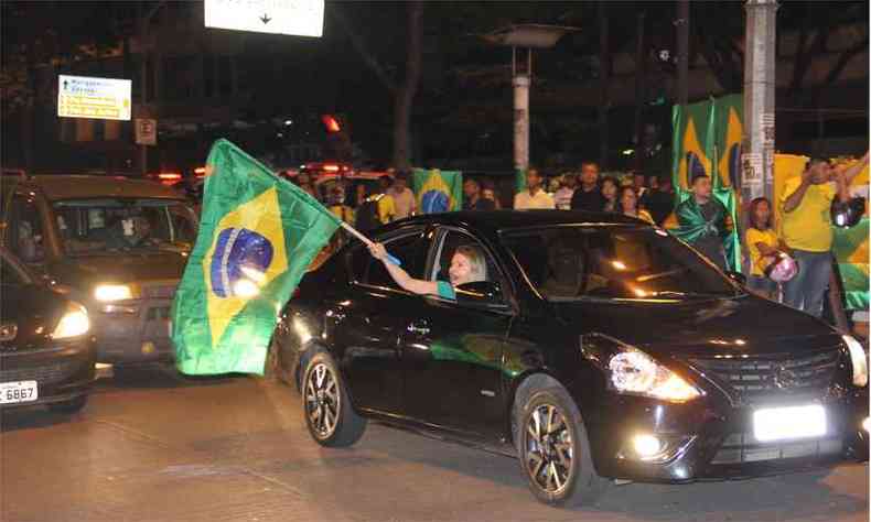 Os quatro quarteires da Praa 7 foram timidamente ganhando varais com camisas da seleo brasileira(foto: Sidney Lopes/EM/D.A Press)