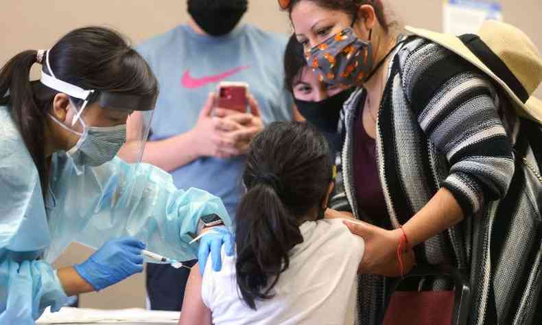 Moradores fazem fila para vacinao contra gripe em biblioteca no sul da Califrnia (EUA)(foto: Mario Tama/AFP)