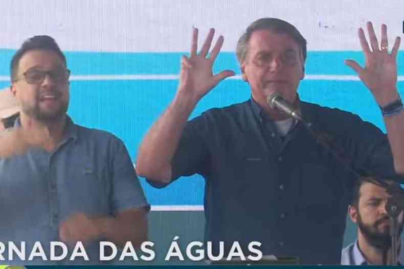 Bolsonaro imita Lula e faz sinal de 9 dedos com as mos