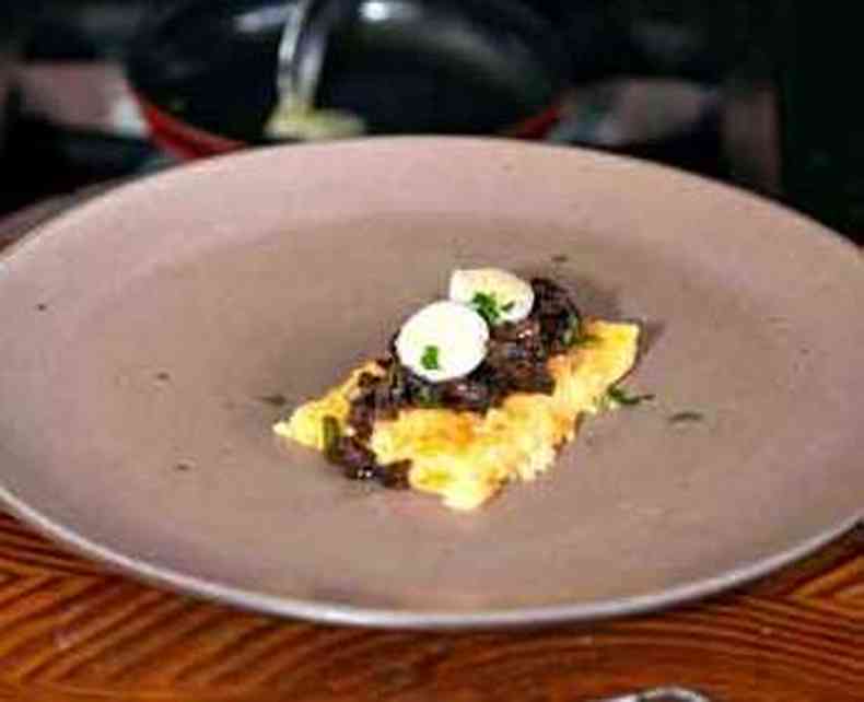 Polenta assada com funghi porcini, ovo de codorna e manteiga de trufas, do chef Renato Quintino(foto: Jane Linhares/Divulgao)