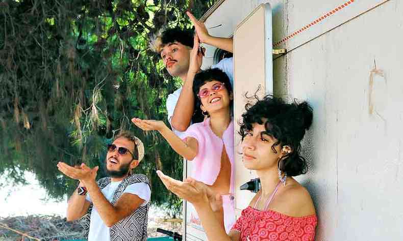 Com seus clipes, a banda mineira Rosa Neon tem se destacado no cenrio pop (foto: Mariana Martins/divulgao)
