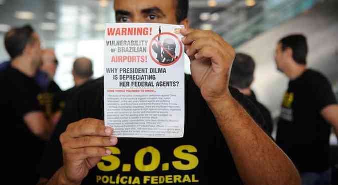 Agentes federais distribuem panfletos para passageiros em protesto no Aeroporto Santos Dumont. Clique para ampliar(foto: Tnia Rgo/Agncia Brasil)