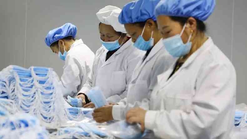 Trabalhadoras chinesas produzindo mscaras
