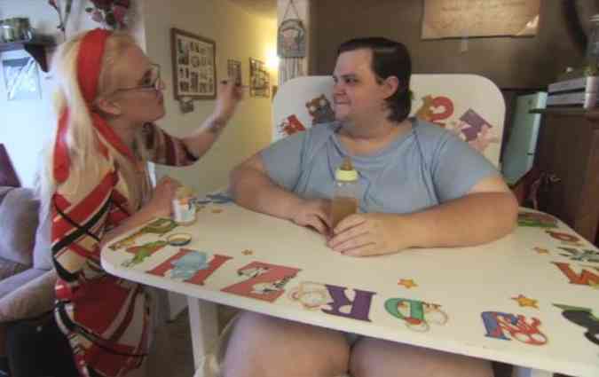 Stanley Thornton fazendo birra antes de aceitar uma colher de sua papinha predileta(foto: Reproduo / TLC.discovery.com)