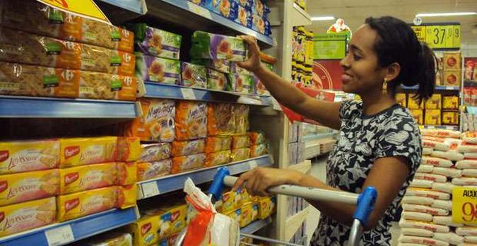 Joseane escolhe os produtos para a patroa nas prateleiras do supermercado(foto: Daniela Rezende) Joseane escolhe os produtos para a patroa nas prateleiras do supermercado(foto: Daniela Rezende)