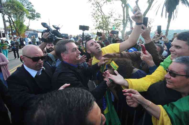 Bolsonaro com apoiadores 